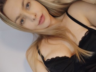 BlondeBeauty978 Webcam Preview